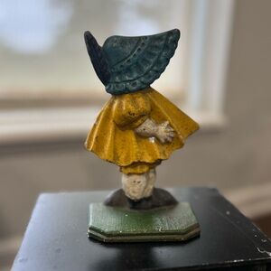 Vintage Sunbonnett Sue cast iron door stop